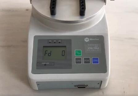 如何使用扭力測試儀的精度調(diào)節(jié)器？